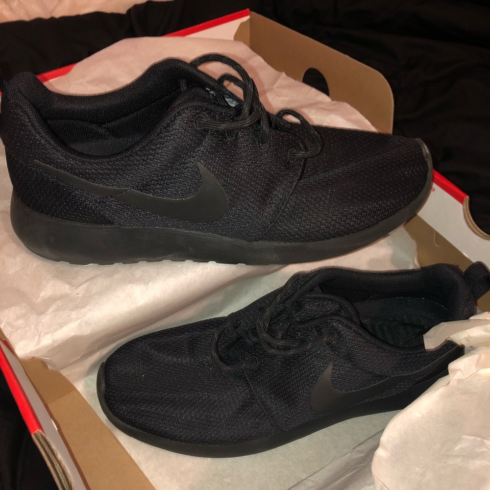 Black Nike Roshe